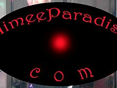 Horúca MILF AimeeParadise v kožuchu sa dráždi nahá na webe.