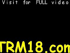 جميلة تستمتع بتدليك حسي مع منطقتها المحلوقة ممتعة بأيدي ماهرة