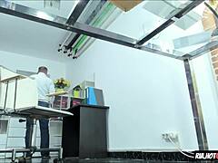 Kann nicht aufhören zu squirten mit meinem Boss!