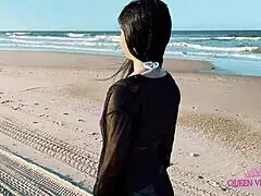 Eu e a Cassi pegamos o boy safado na praia e levamos ele para quarto e chupamos muito aquele pau gostoso