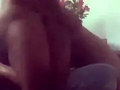 날씬한 여자 소파에서 이고르 열정적으로 따먹음