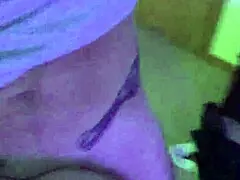 아담한 섹시녀가 거대 자지 받아들임