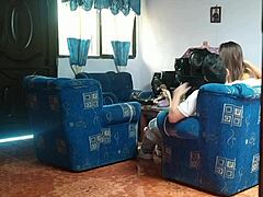 我的姐姐在客厅大声操男友