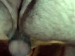 Вау, моя девка мощно сквиртит на загнутом хуе!