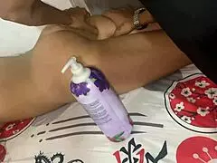 El amigo de mi padre me hace un masaje para follar mi coño