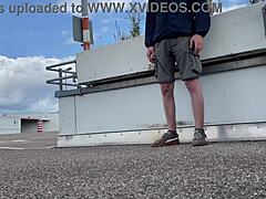 देखो यह मिल्फ पार्किंग लॉट में पेशाब के लिए पैर फैलाती है