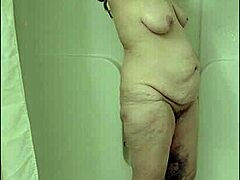 Heiße Duschszene mit vollbusiger MILF Mommavee, die ganz nass wird