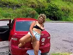 Brasileira BBW se toca durante parada na viagem de carro