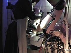 Резиновая медсестра Агнес дает интенсивный анальный курс в экстремальной сессии часть 3