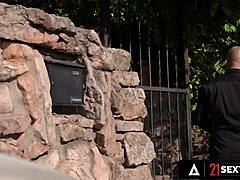 맙소사, Francys Belle이 딥스로트 후 단단한 자지 엉덩이에 깊게 넣음!