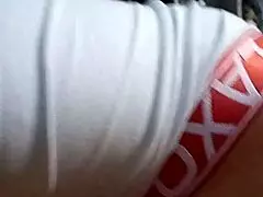 llego a la casa me acuesto en el sofa confundo a mi companero de casa con mi novio me comienza a tocar y me termina gustando