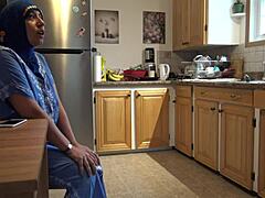 ماذا يحدث عندما يلتقي رجل بريطاني بخادمته المسلمة؟ أسرار تتكشف في لعب كينكي!