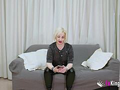 Fotoğraf Çekimi Sarışın İspanyol MILF'le Irklararası Sıcak Seksle Ateşlenir. Eğrilerine Direnemez!