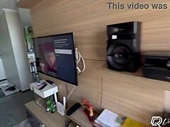 갈색 머리 밀프가 페인터 자지에 엎드려 보지 정액 흠뻑 POV - 드리 코르데이로