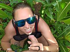 pov ปากนอกอาคารจากน้องสาวเลี้ยงในป่าด้วยดูดและมือ