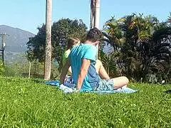 Hermano seduce folla duro al aire libre sin padres cerca