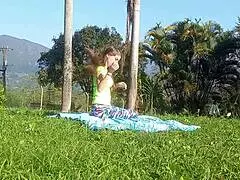 Hermano seduce folla duro al aire libre sin padres cerca