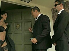 brunetka Roxanne Hall s veľkými cicmi dostáva tvrdšie vycicanú študentom pre facial