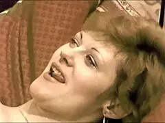 复古毛茸茸MILF的蜜穴被复古风格猛干。她的成熟逼硬接每一寸。