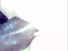 Seksi punapäinen milf näyttää kuumaa kroppaa interracial-skenessä