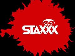 מילף בלונדינית בביקיני, למה לא לנסות קצת הנאה אנאלית עם הבחור שלה?