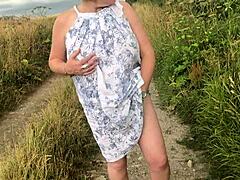 Ух, я раздеваюсь голой на улице, играю сама с собой... черт, забыла слово... просто смотри, ок?