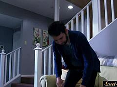 Milf Kelas Atas Ngecup Kontol Sebelum Dientot Doggy. Rintihannya Isi Ruangan