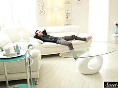 의붓엄마 의붓아들 앞에서 다리 활짝 벌려