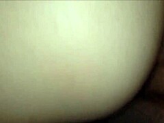 Ranskalainen lutka punaisessa satiinialusvaatteessa, haluatko saada naida doggystyleä spandexhousuissa?