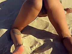 Azgın adamlar plajda büyük götlerimizi köpek stili dövüyor orgazmı hisset!