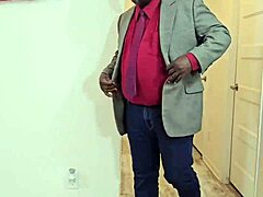 Ήμουν τόσο θυμωμένη γιατί δεν είχα ρεπό που μούσκεψα το γραφείο του αφεντικού μου με τον μεγάλο κωλό μου της MILF με χιτζάμπ να πιτσιλίζει