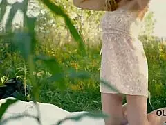 안경 쓴 아름다운 붉은 머리 여자가 숲에서 늙은 자지 타