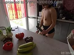 elle se prend un concombre dans la chatte pour la première fois, dazzlingfacegirl