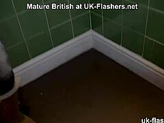 Amatir Inggris ngeflash tetek imut di luar?