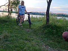 Не мога да спра да се дърпам край тази бюстеста руса.