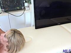 Blond MILF walona przez grubego kutasa