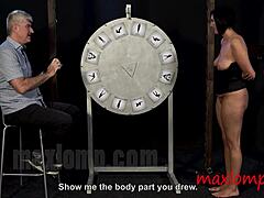 Kan niet geloven hoe hard deze jonge 18+ chick een milf ranselt tot onderwerping