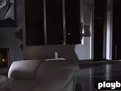 Μπρούτζινη μοντέλο Hope Dworaczyk δείχνει μεγάλα βυζιά σε εσώρουχα