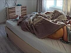 Blond Milf Frina naidetaan makuuhuoneessa kun mies on poissa. Täydellinen kyrpä ottaa siemensyöksyn missionaarissa!