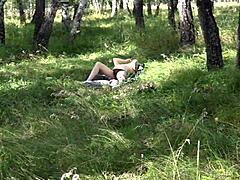 Videla si už tehotnú milfku drieť sa vonku na lúke?