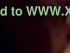 Zrelá mamina dáva intenzívny orál v obývačke