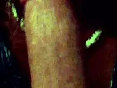 Zrelá mamina dáva intenzívny orál v obývačke