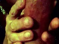 Zrelá mamina dáva intenzívny orál v obývačke