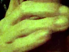 Zrelá mamina dáva intenzívny orál v obývačke