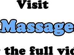 Göğüslü masöz milf masaj sırasında yoğun sakso yaptıktan sonra sikini sert biniyor