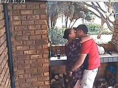 Peguei Minha Madrasta Transando com Meu Melhor Amigo em Cena Chocante no Quarto. Como Ela Pode Fazer Isso?