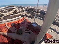 Hei, vil du se denne eksibisjonistiske læreren gi en offentlig håndjob på nakenstrand?