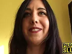 Amatör İngiliz esmer karısı kıllı amını koltukta vibratörle okşuyor