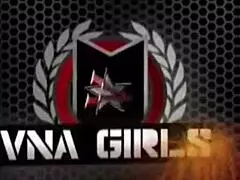 vicky vette jaha velik kur ob bazenu