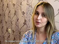 我朋友的妈妈私下向我展示她狂野欢迎的一面